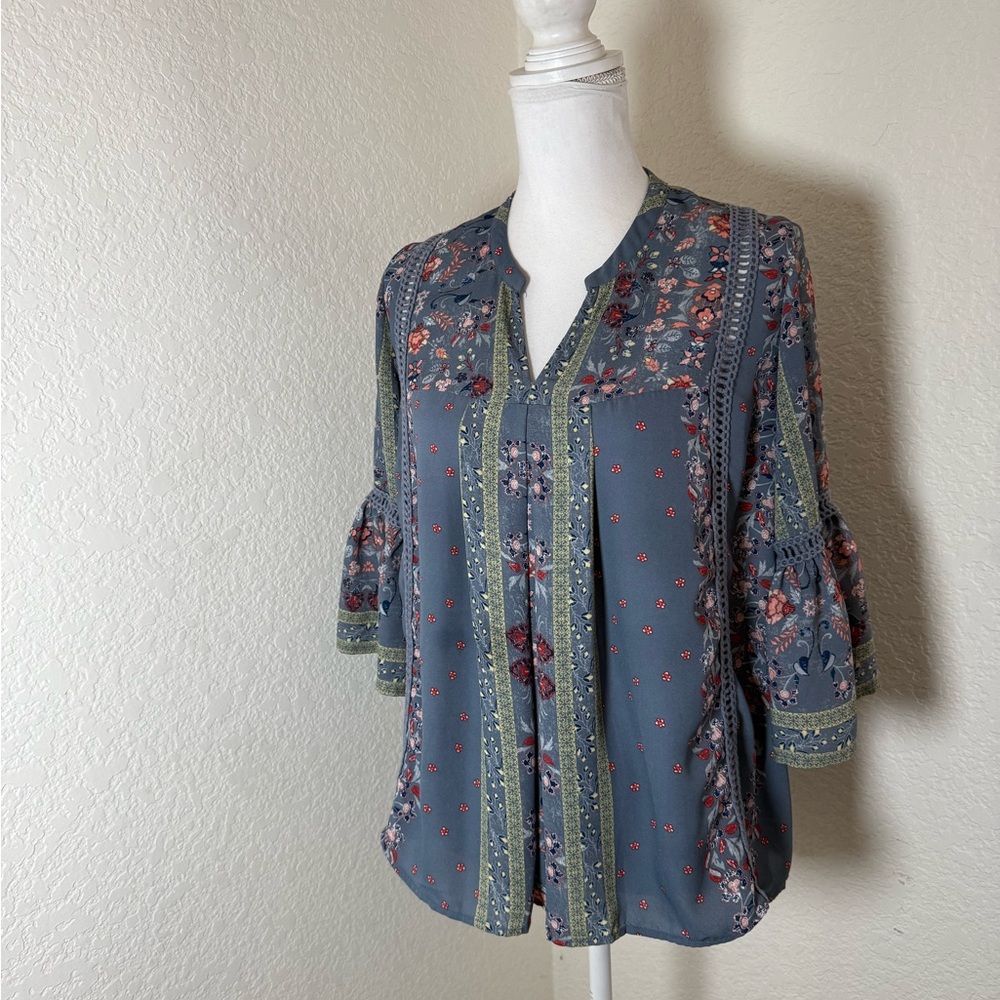 knox rose embroidered 3/4 Sleeve‎ woman’s Floral grey Top size Medium